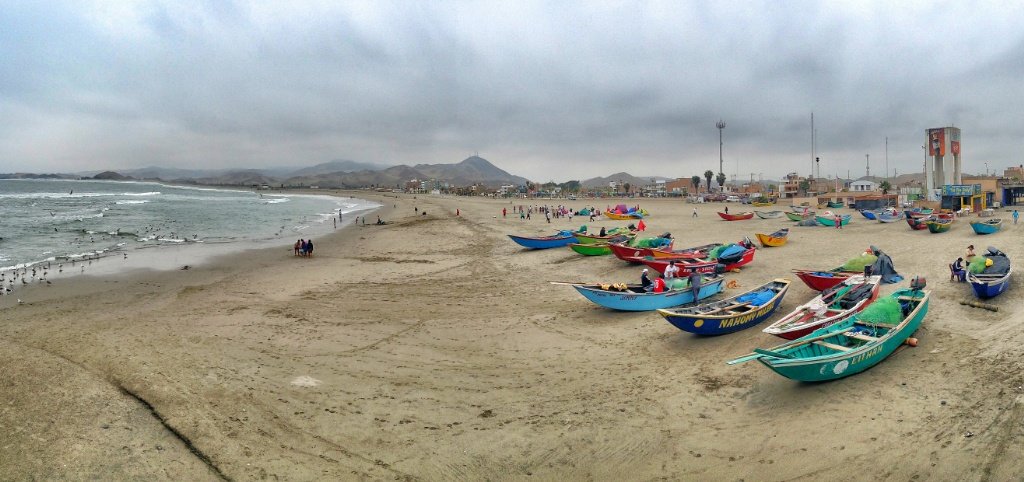 Botes y Playa en Cerro Azul, Lima