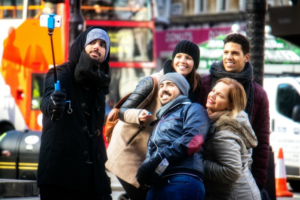 Selfie sticks, parte del panorama de viajes