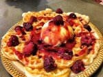 Waffles con frutos rojos y helado